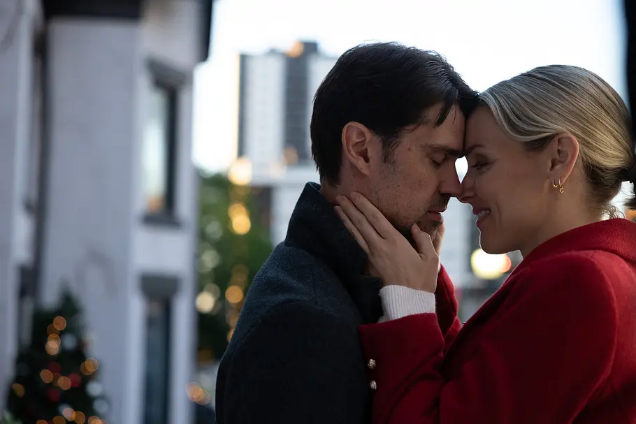 Josh (Corey Sevier) und Whitney (Rachel Skarsten)
