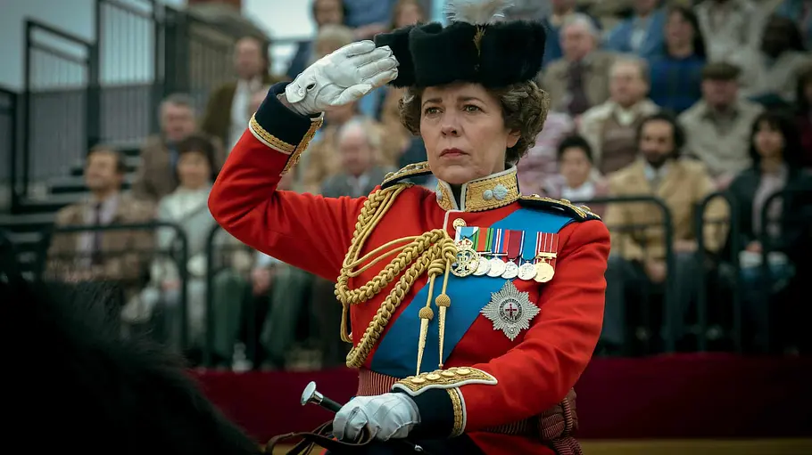 Die Queen in der Serie „The Crown“ sitzt zu Pferd, salutiert und trägt eine Ehrenuniform.