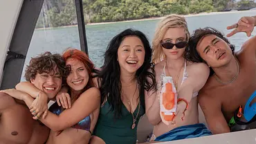 Gavin Casalegno als Greg, Tommie Rose als Adrienne, Lana Condor als Max, Kathryn Newton als Sara und Nico Hiraga als James im Horror-Thriller „The Devils Mouth - Der Teufelsschlund“. - Foto: Amazon Content Services LLC Gavin Casalegno als Greg, Tommie Rose als Adrienne, Lana Condor als Max, Kathryn Newton als Sara und Nico Hiraga als James im Horror-Thriller „The Devils Mouth - Der Teufelsschlund“. - Foto: Amazon Content Services LLC