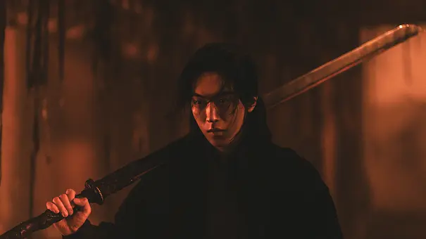 Gu-cheon legt sein Schwert hinten seinen Kopf und schaut gebannt auf sein Gegenüber - Foto: Netflix Gu-cheon legt sein Schwert hinten seinen Kopf und schaut gebannt auf sein Gegenüber - Foto: Netflix