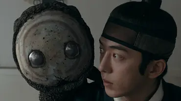 Gu-Cheon schaut ein geistartiges Wesen geschockt an. - Foto: Netflix Gu-Cheon schaut ein geistartiges Wesen geschockt an. - Foto: Netflix