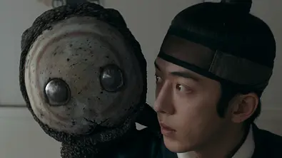 Gu-Cheon schaut ein geistartiges Wesen geschockt an. - Foto: Netflix Gu-Cheon schaut ein geistartiges Wesen geschockt an. - Foto: Netflix