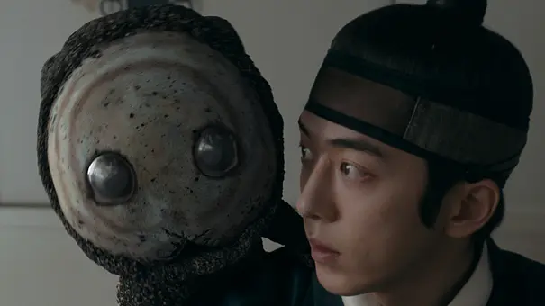 Gu-Cheon schaut ein geistartiges Wesen geschockt an. - Foto: Netflix Gu-Cheon schaut ein geistartiges Wesen geschockt an. - Foto: Netflix