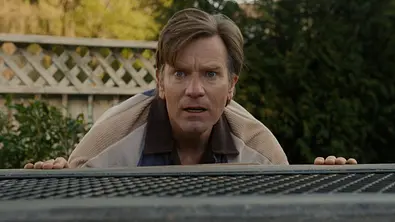 Ewan McGregor schaut schockiert über ein Gartenmöbelstück. - Foto: Warner Bros. Ewan McGregor schaut schockiert über ein Gartenmöbelstück. - Foto: Warner Bros.