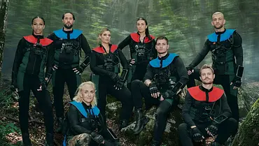 Die Kandidat:innen von The Hunt posieren im Wald. Cecilia Asoro, Maurice Dziwak, Caro Rombens, Valentina Principessa, Goria Glumax, Max Bornmann, Aaron Königs, Serkan Yavuz. - Foto: Joyn/Rene Lose Die Kandidat:innen von The Hunt posieren im Wald. Cecilia Asoro, Maurice Dziwak, Caro Rombens, Valentina Principessa, Goria Glumax, Max Bornmann, Aaron Königs, Serkan Yavuz. - Foto: Joyn/Rene Lose
