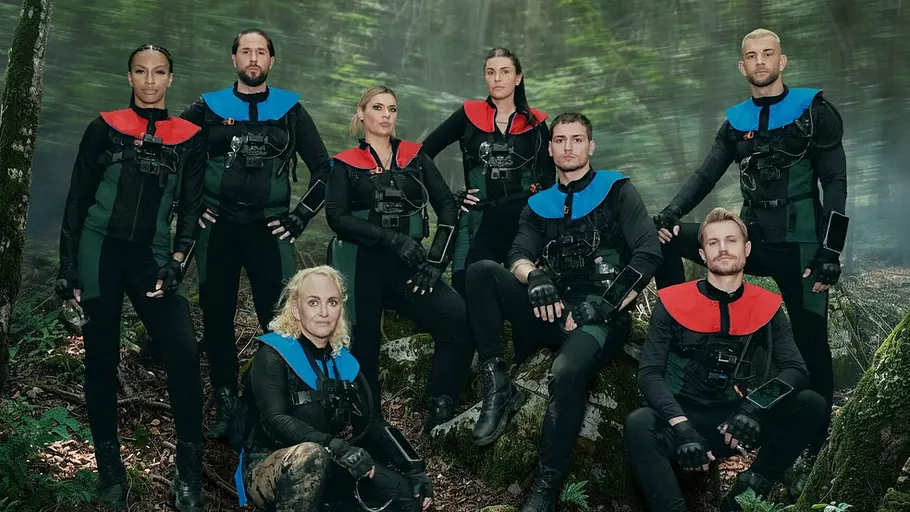 The Hunt Kandidaten Die Kandidat:innen von The Hunt posieren im Wald. Cecilia Asoro, Maurice Dziwak, Caro Rombens, Valentina Principessa, Goria Glumax, Max Bornmann, Aaron Königs, Serkan Yavuz.
