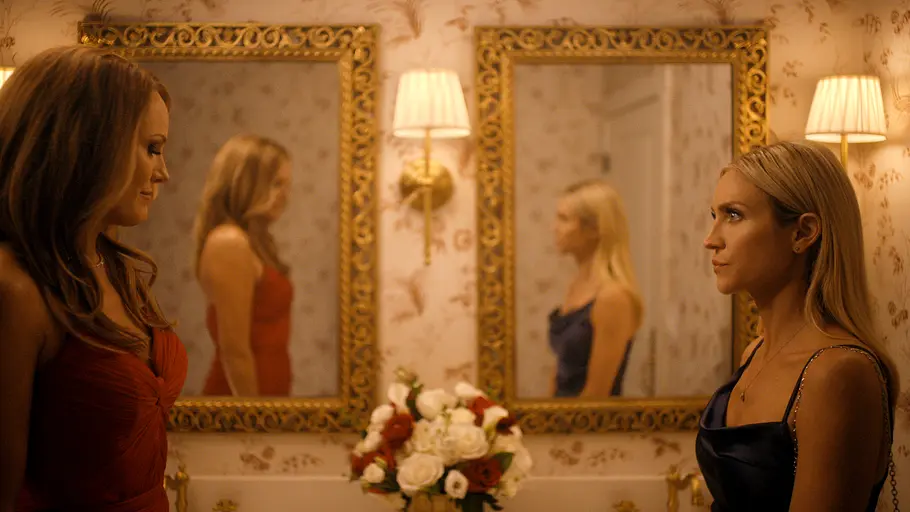 Malin Akerman als Margo und Brittany Snow als Sophie in „The Hunting Wives“. Malin Akerman als Margo und Brittany Snow als Sophie in „The Hunting Wives“ stehen sich gegenüber.