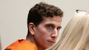 Bryan Kohberger sitzt in einem orangefarbenen Gefängnisoberteil im Gerichtssaal und blickt mit ernstem Gesichtsausdruck über die Schulter. - Foto: IMAGO / ZUMA Press Wire Bryan Kohberger sitzt in einem orangefarbenen Gefängnisoberteil im Gerichtssaal und blickt mit ernstem Gesichtsausdruck über die Schulter. - Foto: IMAGO / ZUMA Press Wire