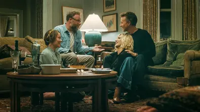 Olivia Wilde, Seth Rogen, Penelope Cruz und Edward Norton sitzen gemütlich im Wohnzimmer beisammen. - Foto: Tobis Film Olivia Wilde, Seth Rogen, Penelope Cruz und Edward Norton sitzen gemütlich im Wohnzimmer beisammen. - Foto: Tobis Film