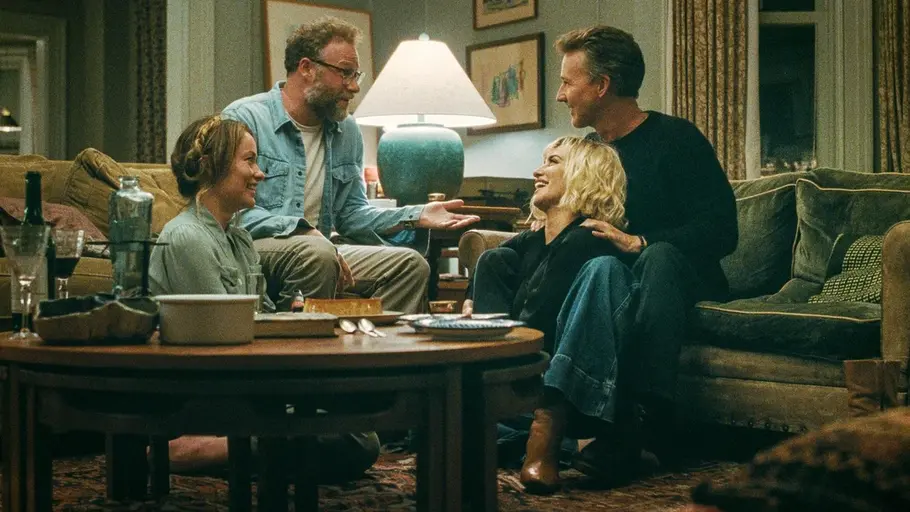 The Invite Olivia Wilde, Seth Rogen, Penelope Cruz und Edward Norton sitzen gemütlich im Wohnzimmer beisammen.