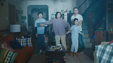 Noah Alexander Sosnowski (Graham), Greta Lee (Ann), Riley Chung (Ruth) and Wagner Moura (Jason) stehen schockiert im Wohnzimmer. - Foto: Courtesy of Netflix