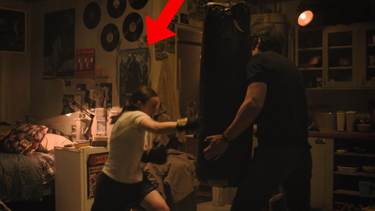 Neo, Trinity und Co. wachen nachts über Ellie. Ellie beim Boxtraining in ihrem Zimmer. Im Hintergrund ist das „Matrix“-Poster zu sehen.