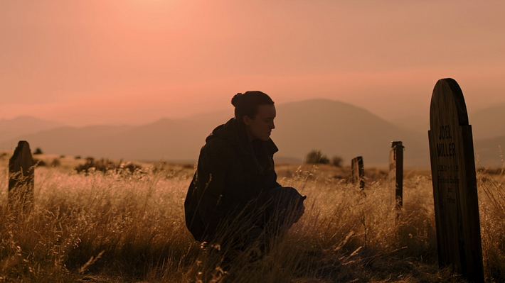 Ellie hockt vor dem Grab von Joel. - Foto: HBO