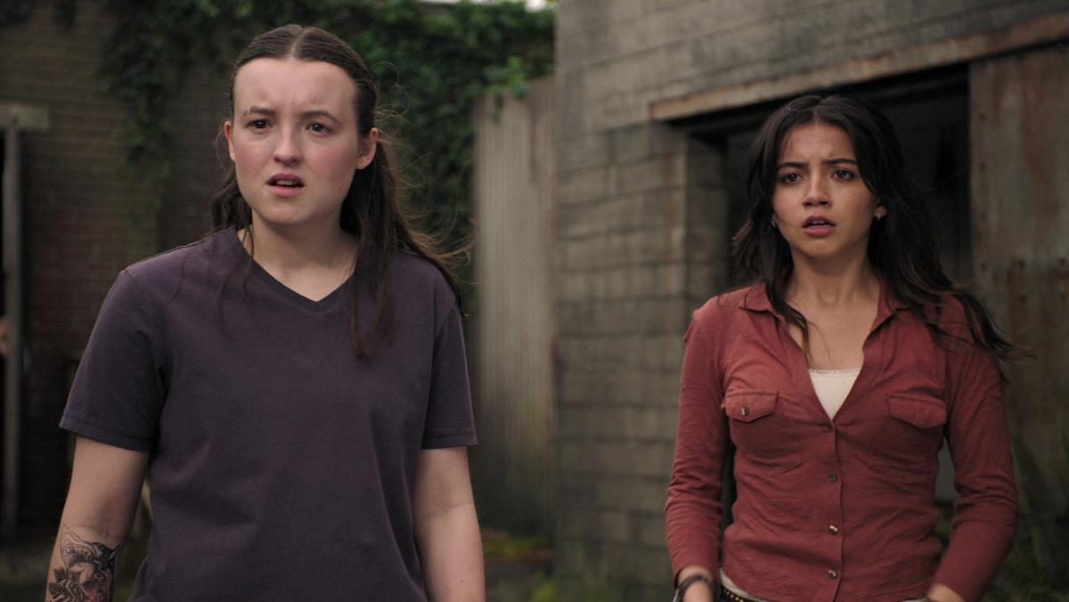 The Last of Us - Staffel 2, Episode 5 Ellie und Dina blicken schockiert nach vorne.