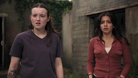 Ellie und Dina blicken schockiert nach vorne. - Foto: HBO