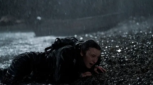 Bella Ramsey liegt als Ellie weinend im Regen auf dem Boden. - Foto: Liane Hentscher/HBO