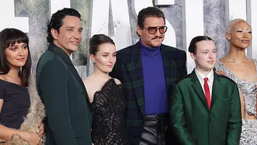Sechs Cast-Member von „The Last of Us“ posieren auf dem roten Teppich, darunter Pedro Pascal und Bella Ramsey. - Foto: IMAGO / imageSPACE Sechs Cast-Member von „The Last of Us“ posieren auf dem roten Teppich, darunter Pedro Pascal und Bella Ramsey. - Foto: IMAGO / imageSPACE