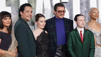 Sechs Cast-Member von „The Last of Us“ posieren auf dem roten Teppich, darunter Pedro Pascal und Bella Ramsey. - Foto: IMAGO / imageSPACE Sechs Cast-Member von „The Last of Us“ posieren auf dem roten Teppich, darunter Pedro Pascal und Bella Ramsey. - Foto: IMAGO / imageSPACE