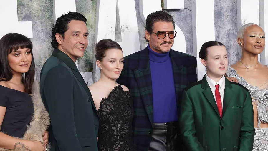„The Last of Us“-Cast Sechs Cast-Member von „The Last of Us“ posieren auf dem roten Teppich, darunter Pedro Pascal und Bella Ramsey.
