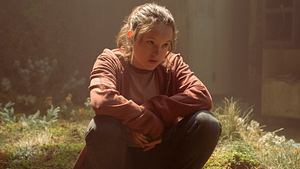 Bella Ramsey sitzt in einer Szene aus „The Last of Us“ als „Ellie“ auf moosigem Boden - Foto: Home Box Office