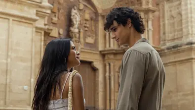Oriah und Julian schauen einander tief in die Augen. - Foto: Prime Video Oriah und Julian schauen einander tief in die Augen. - Foto: Prime Video