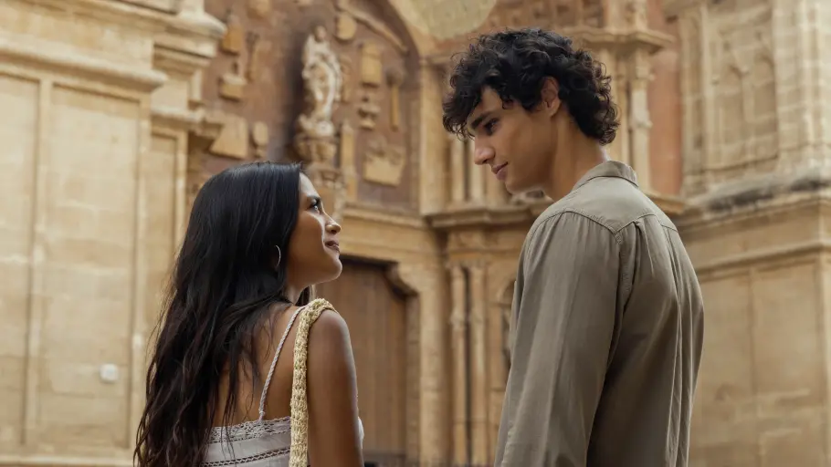 „The Last Sunrise“ Oriah und Julian schauen einander tief in die Augen.