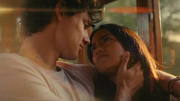 Fernando Lindez (Julian) und Maia Reficco (Ry) in „The Last Sunrise“. - Foto: Prime Video