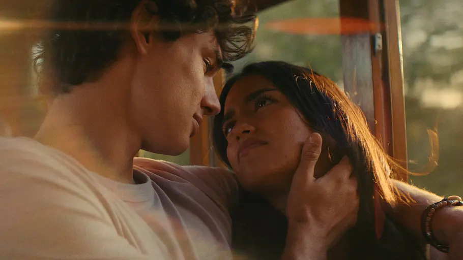 Fernando Lindez (Julian) und Maia Reficco (Ry) in „The Last Sunrise“.