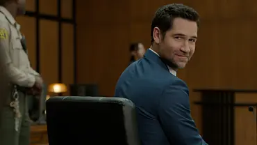 Manuel Garcia-Rulfo als Mickey Haller sitzt auf der Anklagebank und dreht sich um - Foto: Netflix Manuel Garcia-Rulfo als Mickey Haller sitzt auf der Anklagebank und dreht sich um - Foto: Netflix