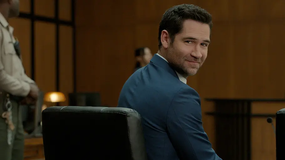 The Lincoln Lawyer Staffel 4 Manuel Garcia-Rulfo als Mickey Haller sitzt auf der Anklagebank und dreht sich um