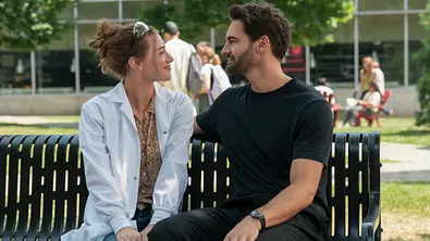 Olive (Lili Reinhart) und Adam (Tom Bateman) in „The Love Hypothesis“. - Foto: Prime Video Olive (Lili Reinhart) und Adam (Tom Bateman) in „The Love Hypothesis“. - Foto: Prime Video