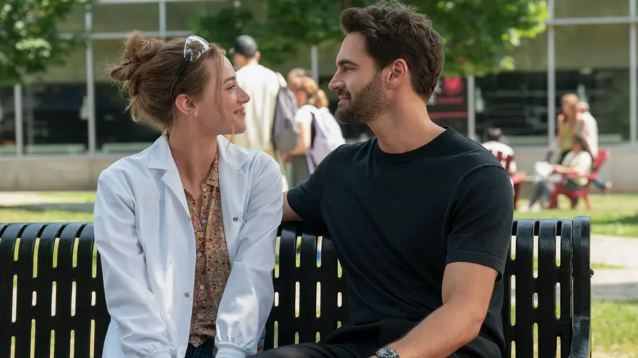 Wie stehen die Chancen auf eine Fortsetzung von „The Love Hypothesis“? Olive (Lili Reinhart) und Adam (Tom Bateman) in „The Love Hypothesis“.
