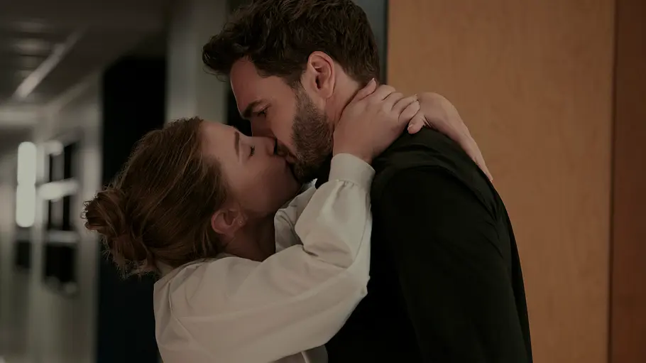 „The Love Hypothesis“ bei Prime Video Olive und Adam küssen sich im Film „The Love Hypothesis“ bei Prime Video.