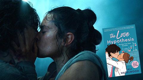 Links: Kylo Ren und Rey küssen sich, Rechts unten: Das Buchcover von „Love Hyperthesis“, welches das Pärchen in einer ähnlichen Position zeigt - Foto: Lucasfilm / 20th Century Fox / Ali Hazelwood / Berkley