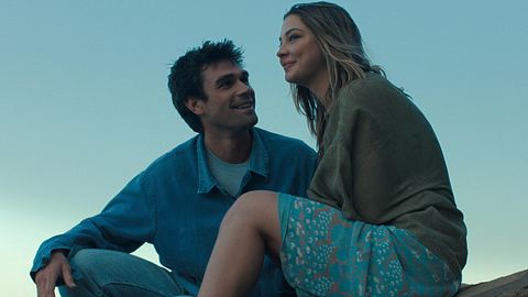 Jack schaut Heather mit einem breiten Lächeln an, sie schaut in die Ferne - Foto: Prime Video