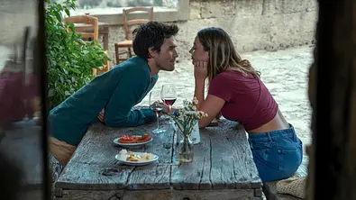 Jack und Heather schauen sich verliebt an! - Foto: Amazon MGM Studios