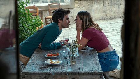 Jack und Heather schauen sich verliebt an! - Foto: Amazon MGM Studios