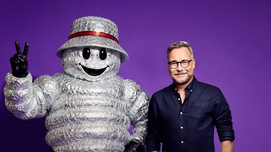 Bubble sorgt für Spaß in der Show. Bubble macht ein Peace-Zeichen und steht neben Matthias Opdenhövel.