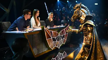 P.S steht mit ausgestreckter Hand vor der „The Masked Singer: Germany“-Jury. Holt er sich heute den Sieg? - Foto: Joyn P.S steht mit ausgestreckter Hand vor der „The Masked Singer: Germany“-Jury. Holt er sich heute den Sieg? - Foto: Joyn