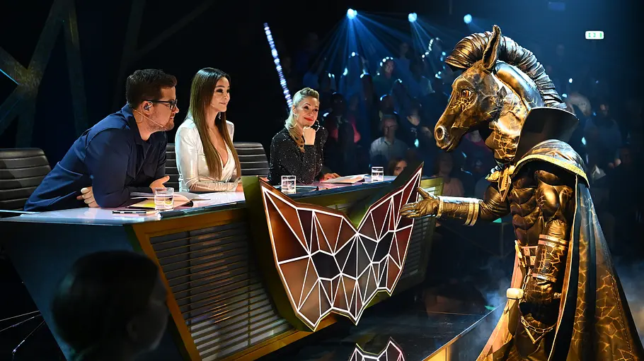 P.S als „The Masked Singer“-Gewinner 2026? P.S steht mit ausgestreckter Hand vor der „The Masked Singer: Germany“-Jury. Holt er sich heute den Sieg?