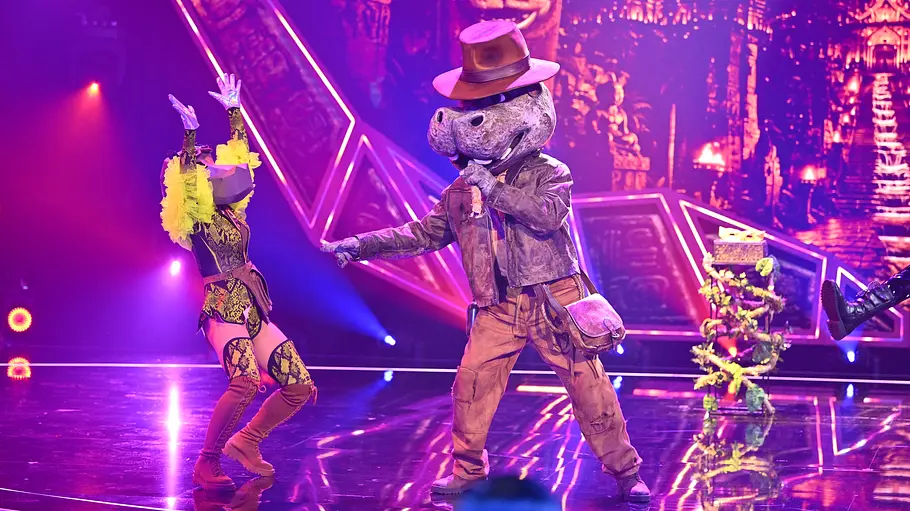Hippo Jones tanzt mit einer Tänzerin auf der Bühne.