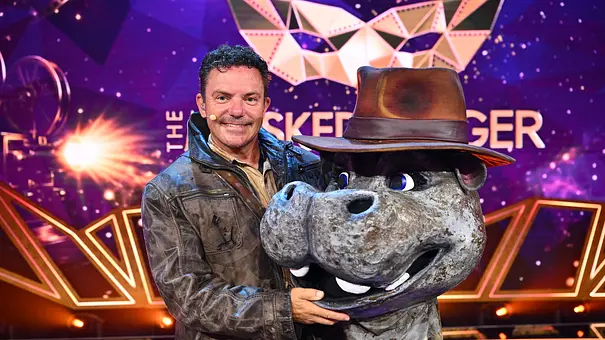 Stefan Mross hält die Maske seines alter egos Hippo Jones. - Foto: Joyn/Willi Weber Stefan Mross hält die Maske seines alter egos Hippo Jones. - Foto: Joyn/Willi Weber