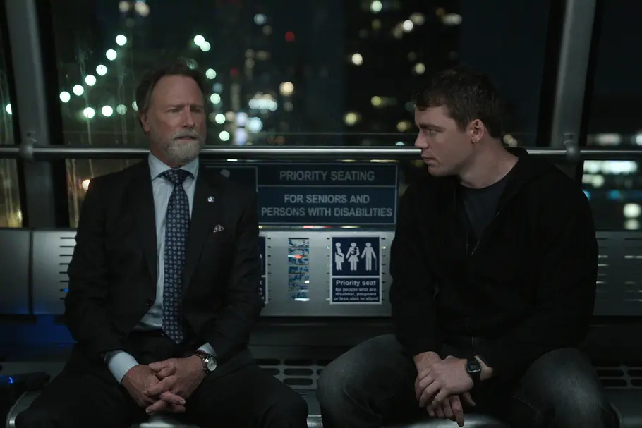 The Night Agent Louis Herthum und Gabriel Basso sitzen gemeinsam in einer Gondel.