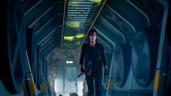 Charlize Theron geht in taktischer Kleidung einen halbrunden Gang entlang, der relativ dunkel anmutet.  - Foto: Netflix