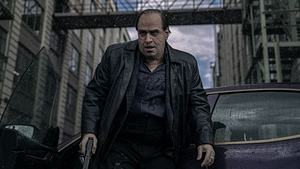 Oz Cobb aus The Penguin steigt mit gezogener Pistole aus dem Auto - Foto: Macall Polay/HBO