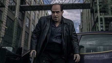 Oz Cobb aus The Penguin steigt mit gezogener Pistole aus dem Auto - Foto: Macall Polay/HBO