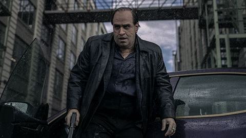 Oz Cobb aus The Penguin steigt mit gezogener Pistole aus dem Auto - Foto: Macall Polay/HBO