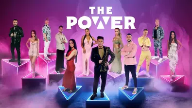 Gruppenfoto der Teilnehmer:innen des neuen Reality-Formats „The Power“, lächelnd und posierend vor dem Logo, bereit für die Staffel. - Foto: Joyn/Renè Lohse