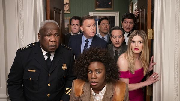 Die Besetzung von „The Residence“ steht in einem Türrahmen. - Foto: ERIN SIMKIN/NETFLIX