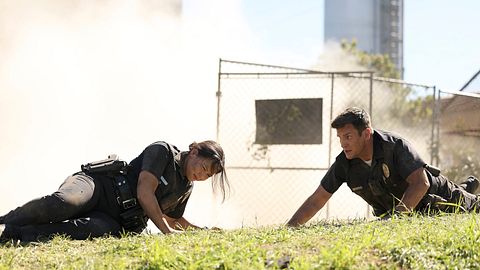 „The Rookie“: Lucy und Nolan mit Ruß bedecket auf einer Wiese - Foto: Media Press / ABC